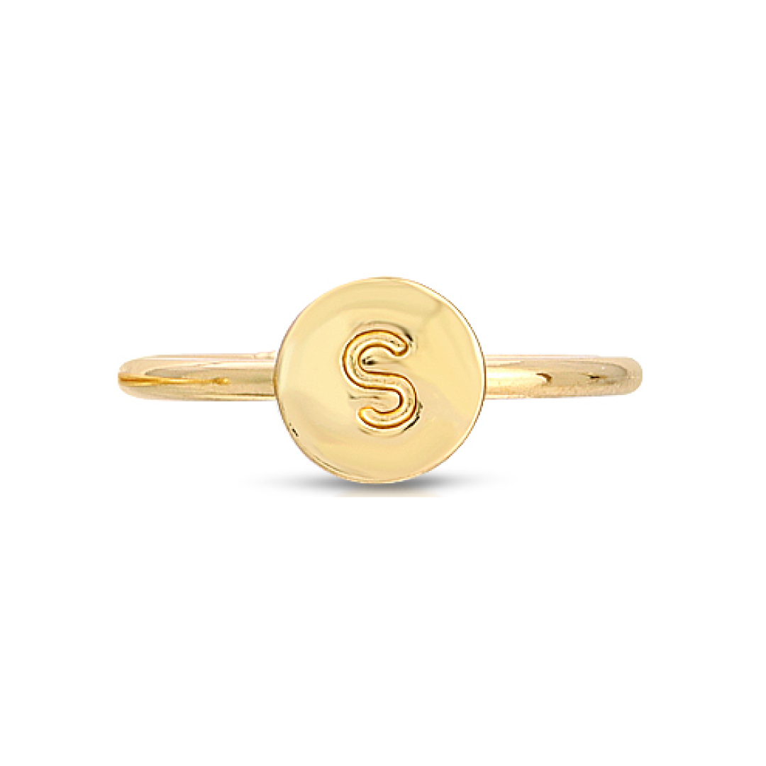 A gold ring with the letter "S" on a circular plate.